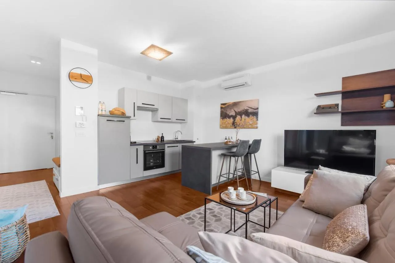 Luxury New Apartment With Private Garden Near The Beach! Porec 0*,
